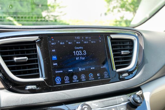 Used 2017 Chrysler Pacifica Touring FWD image 33