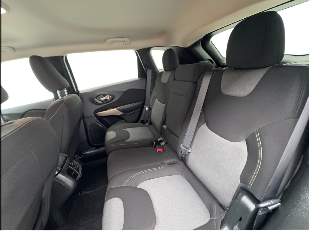 Used 2018 Jeep Cherokee Latitude w/ Altitude Package FWD image 20