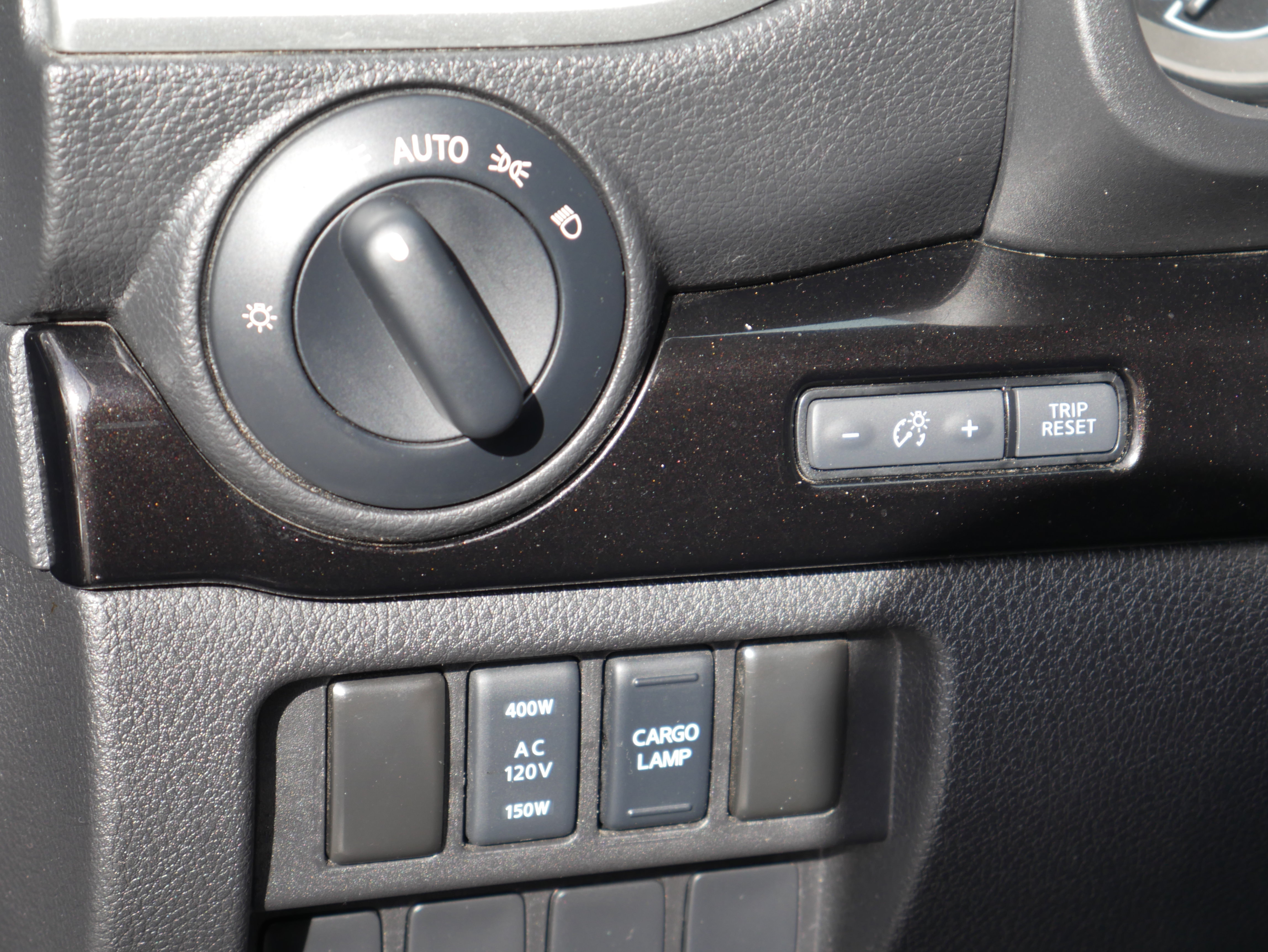Used 2018 Nissan Titan SV w/ SV Convenience Package AWD/4WD image 5