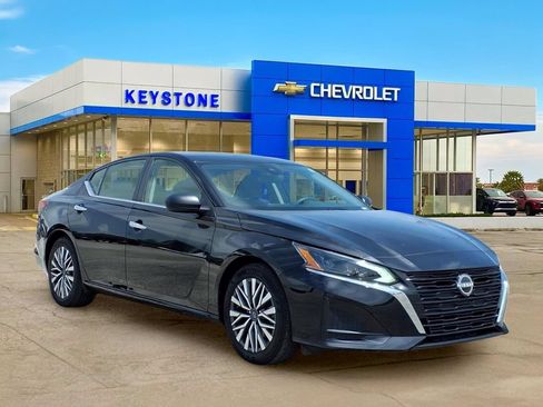 Used 2025 Nissan Altima 2.5 SV FWD image 1
