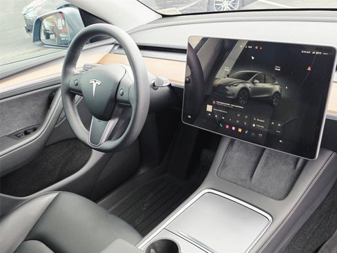 Used 2025 Tesla Model Y Long Range image 18