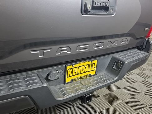 Used 2017 Toyota Tacoma TRD Sport w/ Tow Package (A/T) AWD/4WD image 11