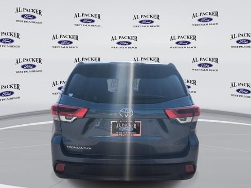 Used 2018 Toyota Highlander LE FWD image 4