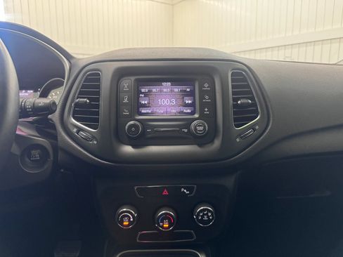 Used 2018 Jeep Compass Latitude w/ Safe & Security Group FWD image 18