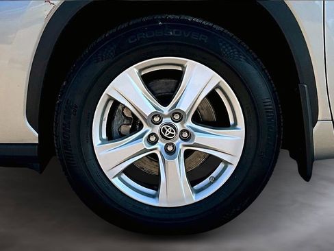 Used 2021 Toyota Highlander LE image 9