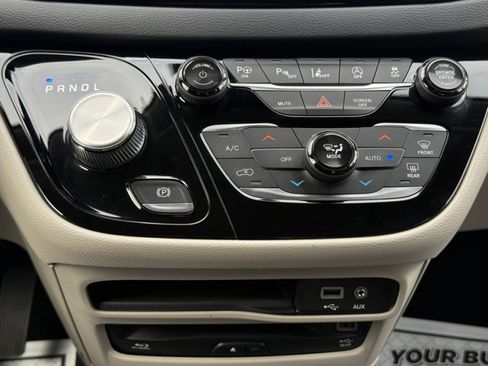 Used 2019 Chrysler Pacifica Touring-L Plus w/ Advanced Safetytec Group image 39