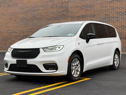 Used 2024 Chrysler Pacifica Select image 3