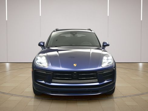 Certified 2025 Porsche Macan AWD/4WD image 28