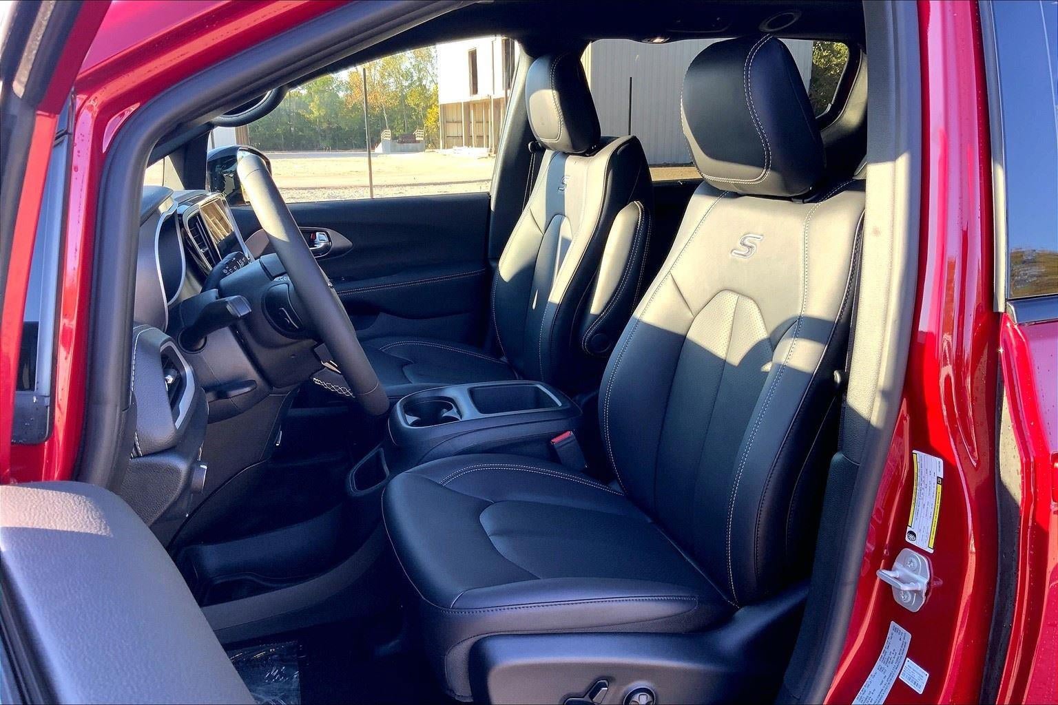 New 2026 Chrysler Pacifica Select w/ S Appearance Package FWD image 9
