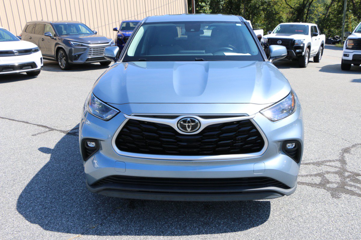 Used 2022 Toyota Highlander LE FWD image 11