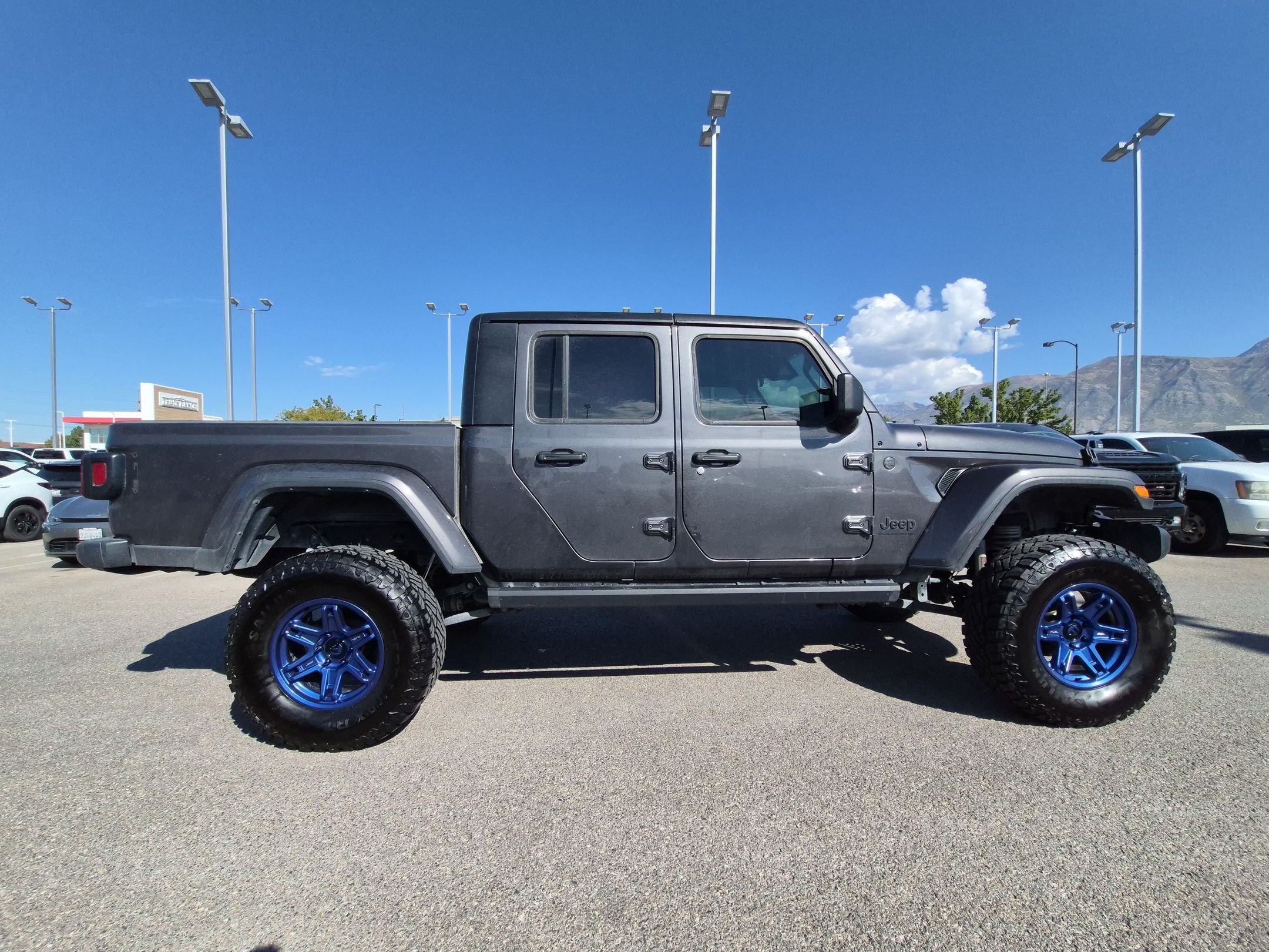 Used 2024 Jeep Gladiator Sport AWD/4WD image 2