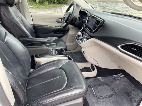 Used 2022 Chrysler Pacifica Touring-L FWD image 17