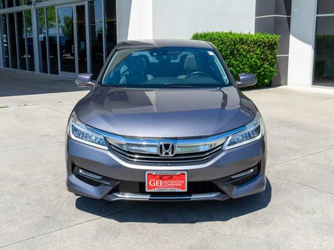 Used 2016 Honda Accord Touring image 2