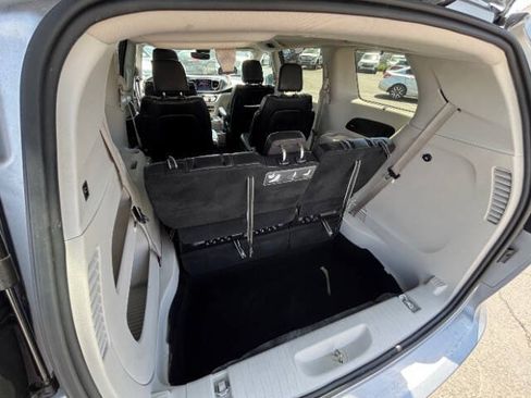 Used 2019 Chrysler Pacifica Touring-L Plus FWD image 19