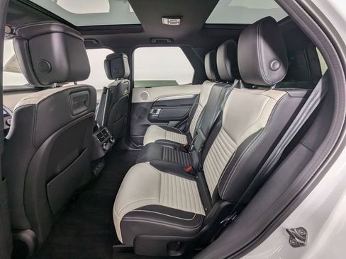 Used 2024 Land Rover Discovery Dynamic SE image 15