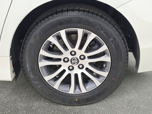 Used 2018 Toyota Sienna XLE w/ XLE Navigation Package FWD image 31