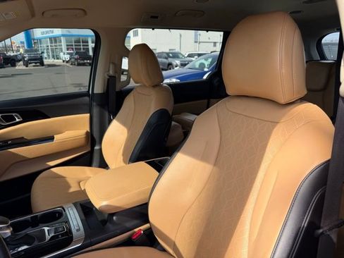 Used 2024 Kia Carnival EX image 18