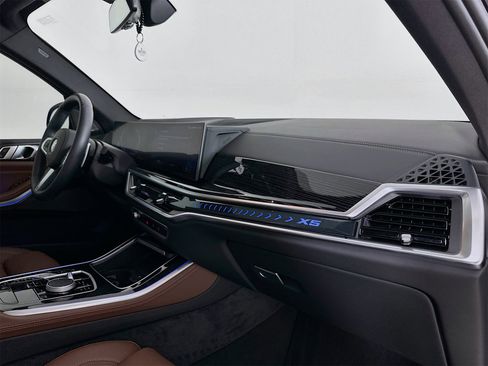 Used 2025 BMW X5 sDrive40i w/ M Sport Package image 32