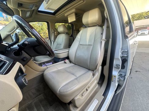 Used 2010 Cadillac Escalade ESV Luxury image 6