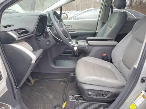 Used 2024 Toyota Sienna Limited image 6