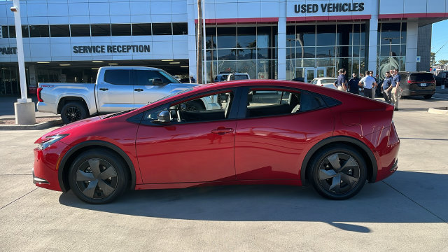 Used 2026 Toyota Prius Plug-In Hybrid FWD image 3