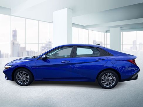 Used 2024 Hyundai Elantra SEL FWD image 2