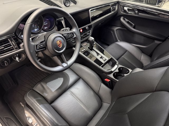 Certified 2026 Porsche Macan AWD/4WD image 4