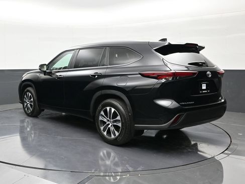 Used 2025 Toyota Highlander XLE FWD image 3