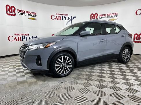 Used 2023 Nissan Kicks SV image 3