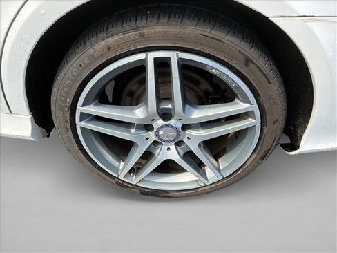 Used 2014 Mercedes-Benz E 350 4MATIC Sedan image 9