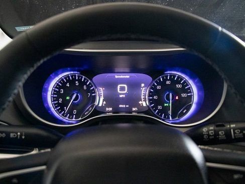 Used 2024 Chrysler Pacifica Touring-L FWD image 31