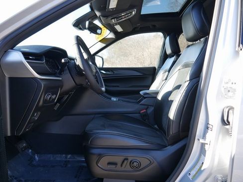 Used 2024 Jeep Grand Cherokee Altitude image 12