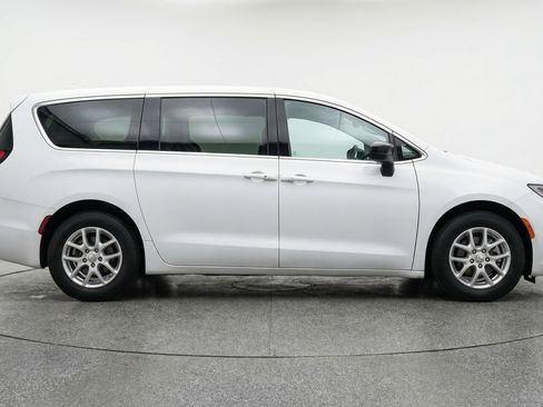 Used 2024 Chrysler Voyager LX image 11