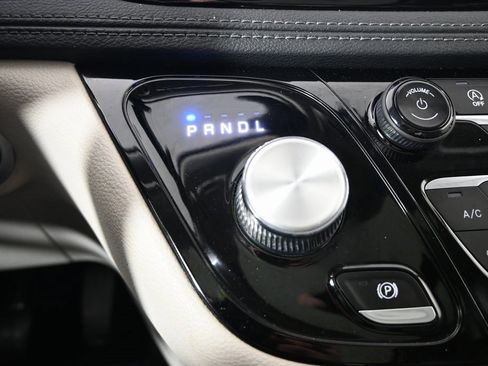 Used 2020 Chrysler Pacifica Limited image 35