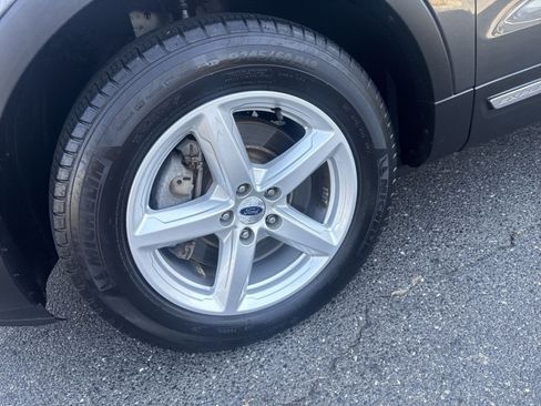 Used 2018 Ford Explorer XLT w/ Equipment Group 201A FWD image 12