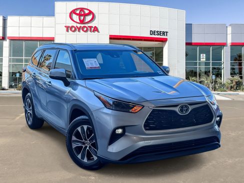 Used 2024 Toyota Highlander XLE FWD image 1