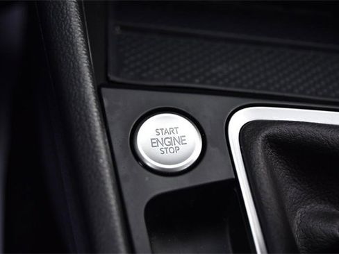 Certified 2025 Volkswagen Jetta SE w/ Sunroof Package image 17