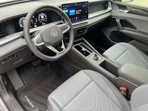 New 2026 Volkswagen Tiguan SE FWD image 12