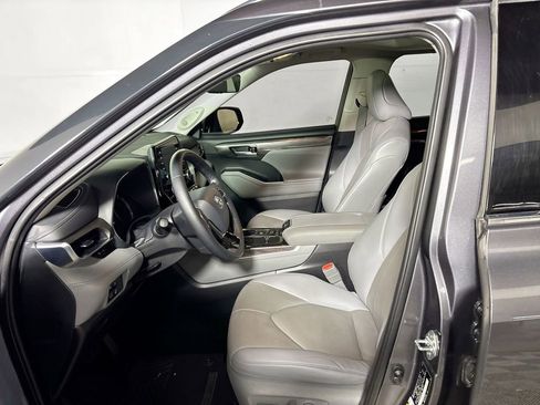 Used 2021 Toyota Highlander Limited image 11