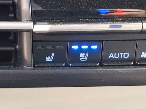 Used 2021 Toyota Sienna Limited image 32