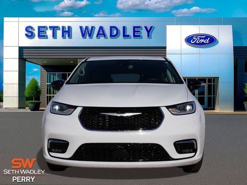 Used 2024 Chrysler Pacifica Touring-L image 4