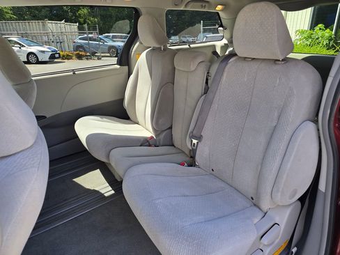 Used 2011 Toyota Sienna LE w/ Towing Pkg FWD image 11