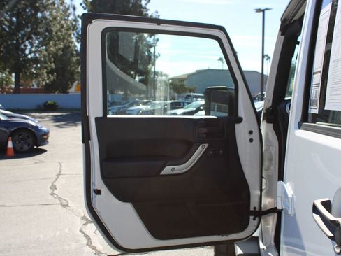 Used 2018 Jeep Wrangler Unlimited Sahara w/ Connectivity Group image 13