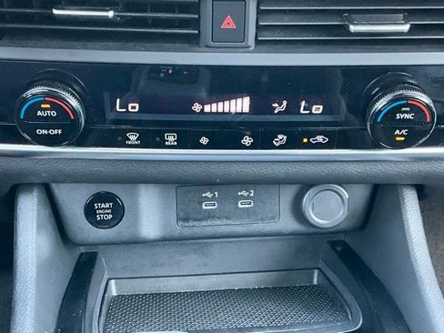 Used 2025 Nissan Rogue SV FWD image 24