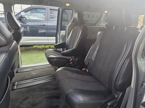 Used 2011 Toyota Sienna SE image 12