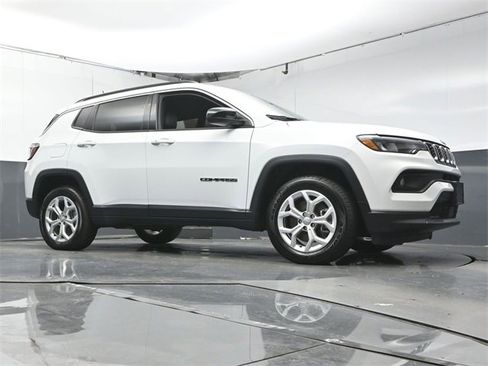 Used 2024 Jeep Compass Latitude image 29