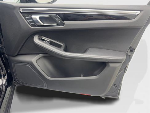 Used 2023 Porsche Macan image 46