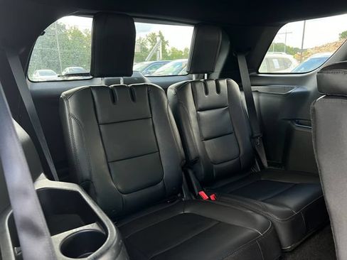 Used 2018 Ford Explorer XLT w/ Equipment Group 202A AWD/4WD image 27
