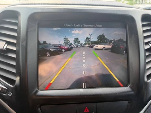 Used 2018 Jeep Cherokee Latitude Plus FWD image 15