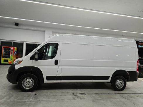Used 2025 RAM ProMaster 2500 w/ Convenience Group image 3